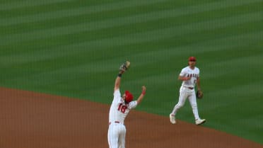 Nolan Schanuel salta para atrapar una línea