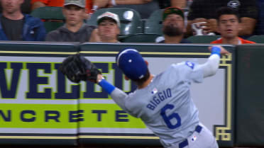 Dodgers turn smooth double play to end the 8th