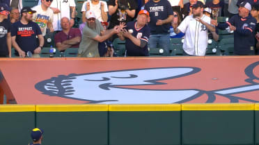 Tigers fan attempts to catch Torkelson's home run 