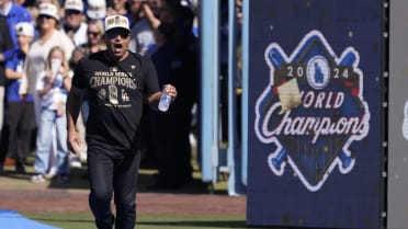 Dave Roberts shouts out fans, players 