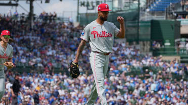 Cristopher Sánchez strikes out Ian Happ