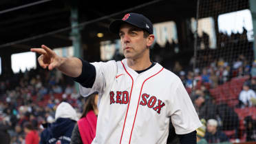 B.J. Novak hace el lanzamiento ceremonial