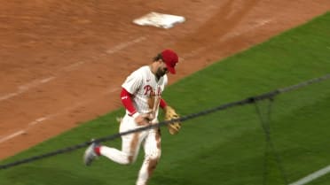 Bryce Harper's diving play ends the 6th
