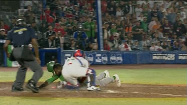 Florial vence el tiro y anota