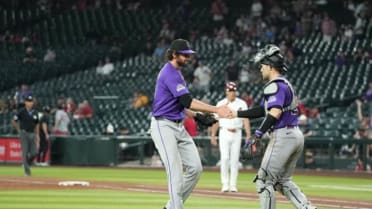 TJ Rumfield sella la victoria de los Rockies