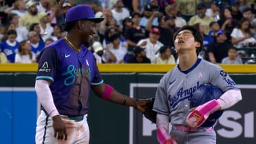 Alek Thomas nabs Hyeseong Kim after review