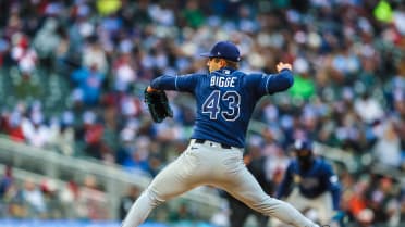 Hunter Bigge sale ileso con las bases llenas