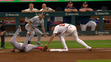 Drake Baldwin picks off Ketel Marte after a review 
