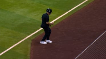 D-backs ballboy makes a nice play