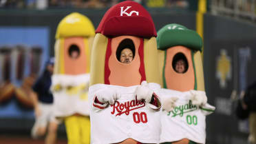 Paul Rudd wins hot dog race at Royals game 