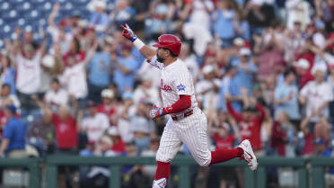 Kyle Schwarber conecta 2 jonrones