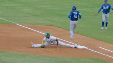 José Devers inicia doble play