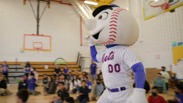 Mets visit local Queens schools