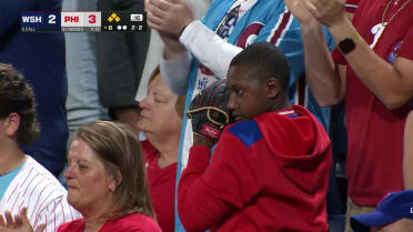 Adorable Phillies fan imitates José Alvarado