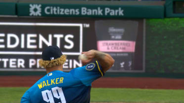 Taijuan Walker strikes out Austin Riley