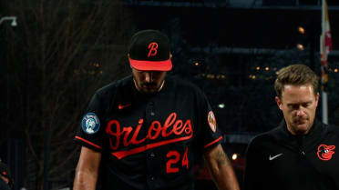 Zach Eflin sale del partido por lesión