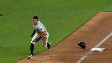 Anthony Volpe scores on a throwing error 