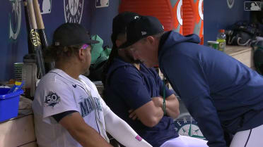 Josh Naylor sale lesionado del juego
