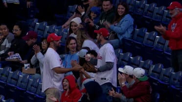 Phillies' fan uses glove for nice foul ball catch 