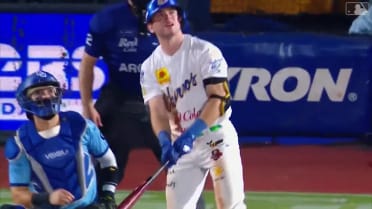 Mateo Gil pega jonrón solitario 