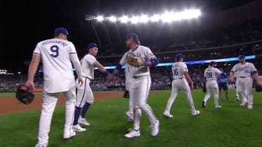 Chris Stratton closes out Royals' win