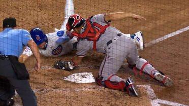 Ozzie Albies retira a Matt Shaw at home plate plato