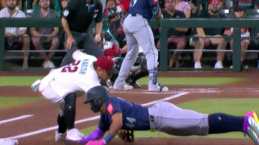 Merrill Kelly picks off Julio Rodríguez after review