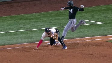 Luis Robert Jr. llega a salvo a 1ra tras revisión