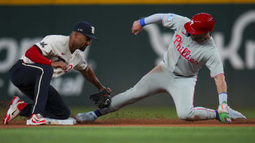 Higashioka throws out Harper stealing after review
