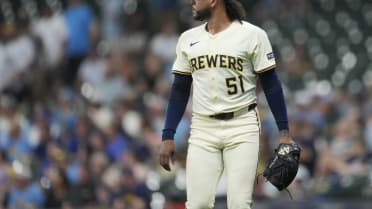 Freddy Peralta sale de apuros con las bases llenas
