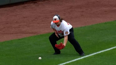 Orioles ball boy's all-out effort