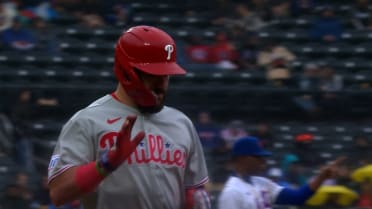 Kyle Schwarber recibe base por bolas en la 8va