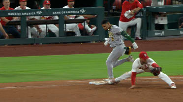 Nolan Gorman nabs Darell Hernaiz after review