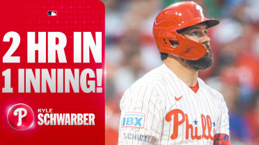 Kyle Schwarber's SECOND homer of the inning (27)