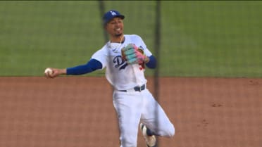 Mookie Betts captura un rebote difícil y saca el out