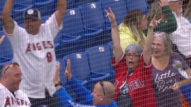 Neto's mom reacts to home run