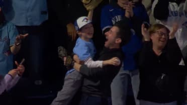 Padre atrapa el jonrón de Alejandro Kirk