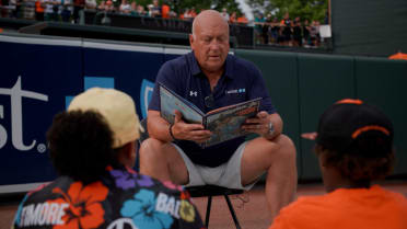 Cal Ripken Jr. reads to kinds on Literacy Night 