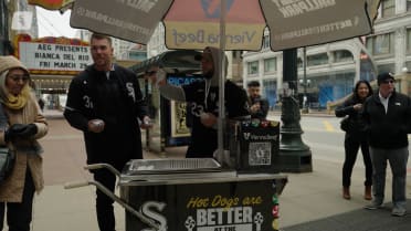 Benitendi, Sheets surprise fans with free hotdogs