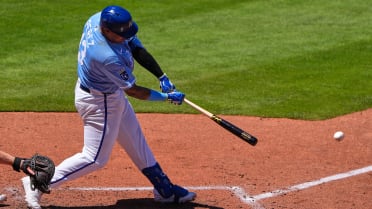 Salvador Perez remolca dos con sencillo
