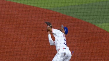 Willi Castro battles wind to make a difficult catch