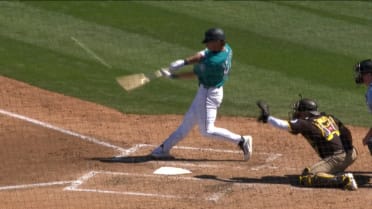 Colt Emerson pega jonrón solitario