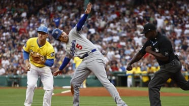 Jarren Duran cuts down Freddie Freeman after review
