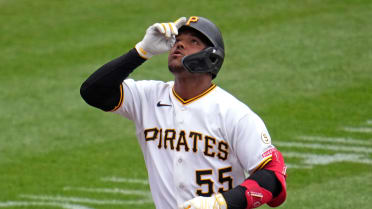 Esmerlyn Valdez's solo homer (14)