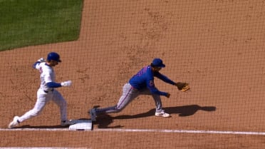 Nico Hoerner es retirado tras revisión 