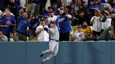 Seiya Suzuki's leaping catch on the track
