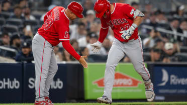 Jonrón de 3 carreras de Mike Trout