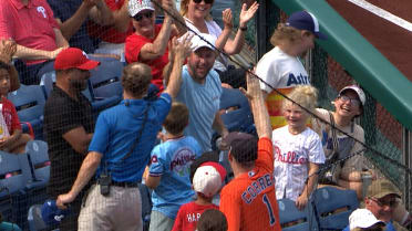 Phillies fan makes nice double deflection catch