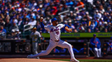 Freddy Peralta poncha a Denzel Clarke