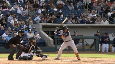 Pedro León's two-RBI, three-steal game